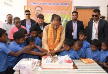 मुख्यमंत्री विष्णुदेव साय ने अपने गांव में बच्चों के साथ केक काटकर मनाया अपना जन्मदिन