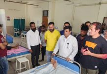 रायपुर की इस बस्ती में एक बच्चे की मौत और 100 से ज्यादा लोग बीमार, हाल जानने पहुंचे विकास उपाध्याय