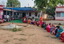 छत्तीसगढ़ में तीन सीटों पर मतदान शुरू, पोलिंग बूथ पर लगी लंबी लाइन