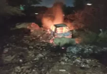कचरे में लगी आग ने कार को लिया चपेट में, जलकर हुई खाक