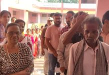 नक्सल प्रभावित बस्तर में सुबह से वोटिंग हुई शुरू, समय से पहले वोट करने पहुंचे लोग
