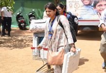मतदानकर्मी हुए रवाना, तपती दोपहरी में महिलाओं ने दिखाया दम, करवाएंगी वोटिंग