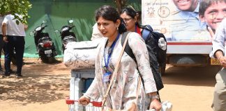 मतदानकर्मी हुए रवाना, तपती दोपहरी में महिलाओं ने दिखाया दम, करवाएंगी वोटिंग