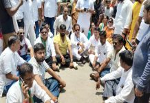 रायपुर में बवाल: कांग्रेस प्रत्याशी विकास उपाध्याय बैठे धरने पर
