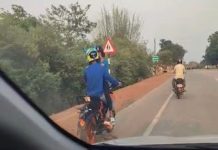 जशपुर में लड़की को फ्यूल टैंक पर बैठाकर रोमांस, SP ने दौड़ाकर पकड़ा, झारखंड से आए थे दोनों