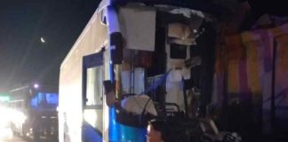 सड़क किनारे खड़े ट्रेलर से टकराई यात्रियों से भरी बस, 15 यात्री गंभीर रूप से घायल