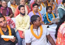 सीएम विष्णुदेव साय के जनदर्शन कार्यक्रम में शामिल होने पहुंचे लोग, पुष्पमाला से हुआ स्वागत