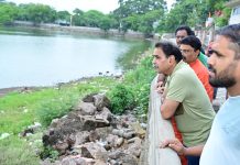 जहां हो रहा था कब्जा मूणत निगम अफसर को वही लेकर पहुंचे, जानिए फिर क्या हुआ