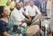 रायपुर में भाजपा ने किया प्रदर्शन, जल संकट को लेकर महापौर कक्ष के सामने बजाया नगाड़ा
