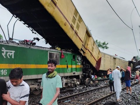 कंचनजंगा एक्सप्रेस हादसे में 15 मौतें, 60 घायल, रेस्क्यू ऑपरेशन पूरा, 19 ट्रेनें डायवर्ट कंचनजंगा एक्सप्रेस हादसे में 15 मौतें, 60 घायल, रेस्क्यू ऑपरेशन पूरा, 19 ट्रेनें डायवर्ट