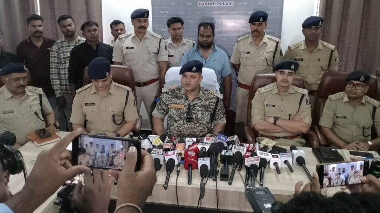जगदलपुर दोहरे हत्याकांड में पुलिस ने किया पर्दाफाश, बेटा ही निकला मां और भाई का हत्यारा जगदलपुर दोहरे हत्याकांड में पुलिस ने किया पर्दाफाश, बेटा ही निकला मां और भाई का हत्यारा
