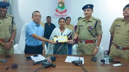 CG: 13 लाख के इनामी नक्सली ने किया सरेंडर, तीन राज्यों में घोषित था इनाम