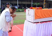 बीजापुर नक्सल हमले में शहीद जवान को सीएम साय ने दिया कांधा, डिप्टी सीएम समेत मंत्रियों ने दी श्रद्धांजलि