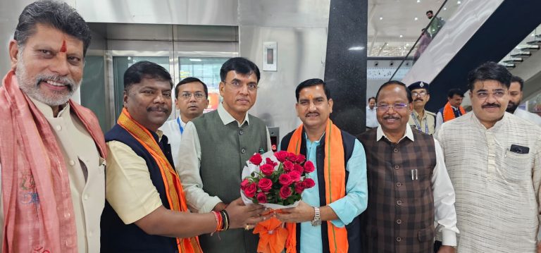 केंद्रीय मंत्री मनसुख मांडविया पहुंचे रायपुर, बीजेपी के बजट संवाद कार्यक्रम में होंगे शामिल