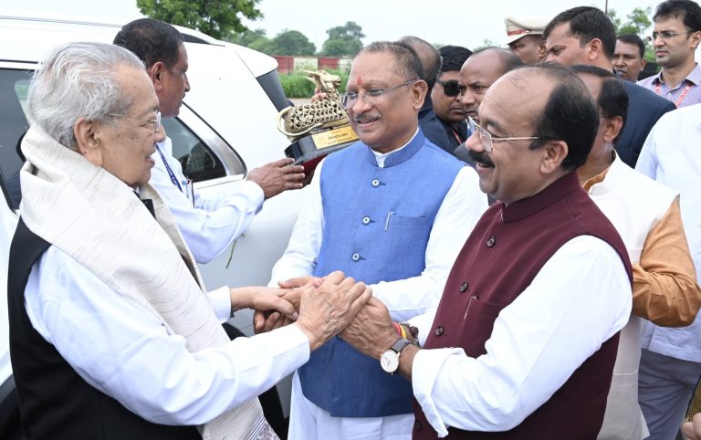 निवृतमान राज्यपाल हरिचंदन को सीएम विष्णुदेव साय ने दी विदाई