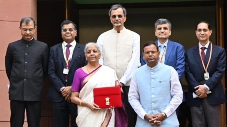 नौकरीपेशा को राहत, 3.75 लाख तक की सैलरी पर नहीं लगेगा टैक्स, स्टैंडर्ड डिडक्शन भी बढ़ा नौकरीपेशा को राहत, 3.75 लाख तक की सैलरी पर नहीं लगेगा टैक्स, स्टैंडर्ड डिडक्शन भी बढ़ा