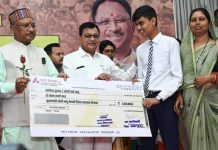 जनदर्शन में मुख्यमंत्री साय ने 13 छात्रों को बांटा 2-2 लाख रुपए का चेक