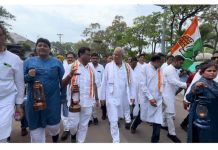 लालटेन लेकर घूम रहे छत्तीसगढ़ के पूर्व CM, सभी कांग्रेसी उतर आए सड़कों पर, जानिए वजह
