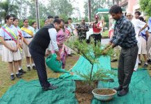 कांगेर वैली पहुंचे कलेक्टर गौरव सिंह, बच्चों से बोले पढ़ना जरूरी मगर खेलना न छूटे