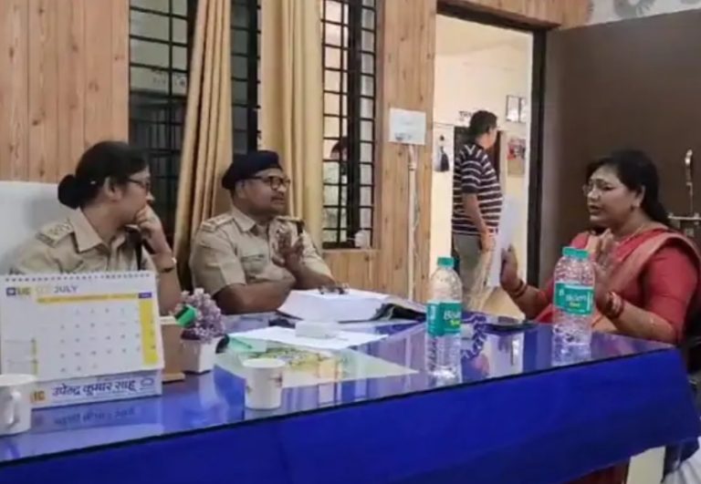 बालोद: थाने में विधायक संगीता सिन्हा का धरना, छेड़छाड़ के मामले में कार्रवाई की मांग