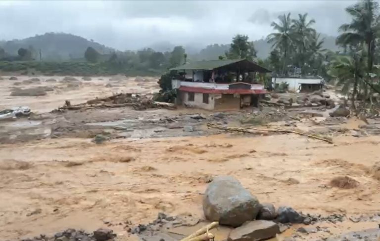 केरल में भीषण भूस्खलन, 24 लोगों की मौत, 400 से ज्यादा मलबे में दबे