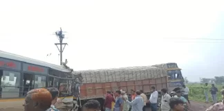 राजधानी में भीषण सड़क हादसा: ट्रक और सिटी बस के बीच हुई जोरदार भिडंत में ड्राइवर समेत 20 लोग घायल