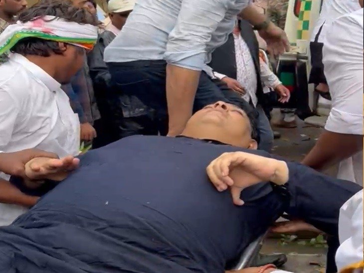 रायपुर में कांग्रेसियों पर पुलिस ने चलाई वाटर कैनन, महापौर ढेबर हुए घायल, गिरे सड़क पर रायपुर में कांग्रेसियों पर पुलिस ने चलाई वाटर कैनन, महापौर ढेबर हुए घायल, गिरे सड़क पर