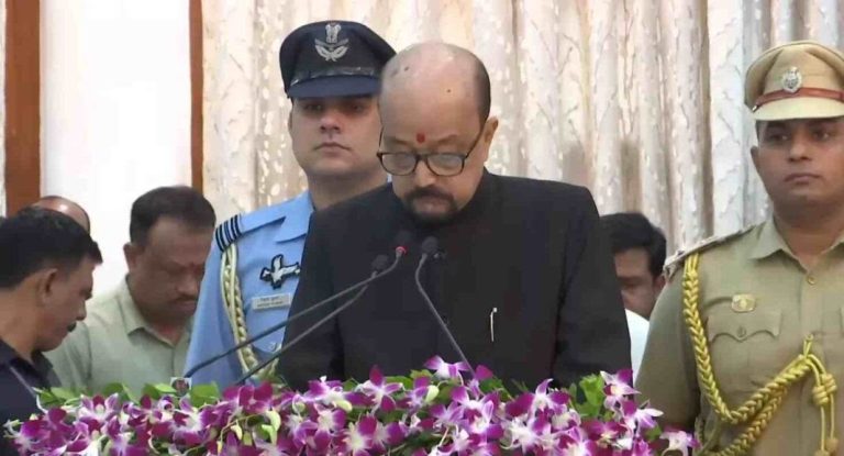 रामेन डेका ने छत्तीसगढ़ के राज्यपाल के रूप में ली शपथ, प्रदेश की खुशहाली के लिए मां काली के मंदिर में पत्नी संग की पूजा