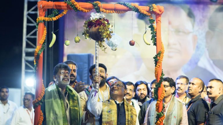 CM साय ने मटकी फोड़कर गोविंदाओं का बढ़ाया उत्साह, रायपुर के विशाल दही हांडी कार्यक्रम में शामिल हुए सीएम विष्णुदेव साय