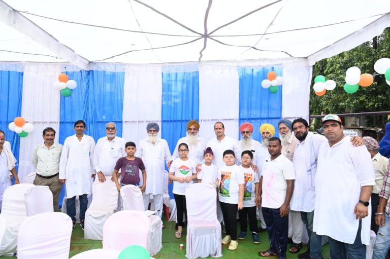 पूर्व विधायक विकास उपाध्याय ने 78वें स्वतंत्रता दिवस के मौके पर विभिन्न वार्डों में फहराया झण्डा, प्रदेशवासियों को दी बधाई