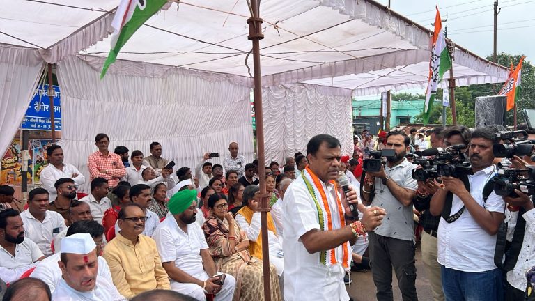 ED दफ्तर के बाहर बैठ गई कांग्रेस-केंद्रीय जांच एजेंसियां भाजपा की अनुषांगिक संगठन बन गयी