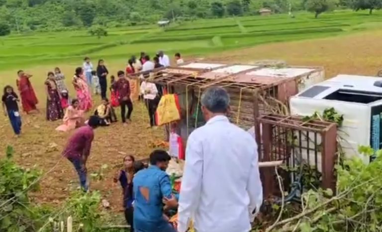 भोरमदेव दर्शन से लौट रहे श्रद्धालुओं से भरी पिकअप पलटी, 11 वर्षीय बच्ची की मौत, कई घायल