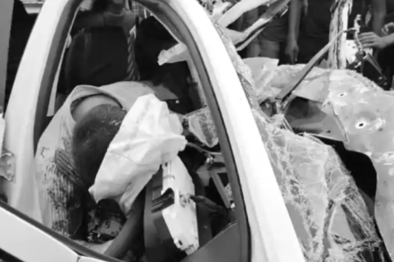 CG में NTPC के कर्मचारी, पत्नी व बेटे की मौत, कार और ट्रक में जोरदार टक्कर से हुआ हादसा, गैस कटर से काटकर बाहर निकाला गया शव