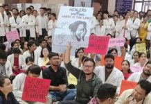 कोलकाता डॉक्टर हत्या केस पर रायपुर एम्स के डॉक्टरों का प्रदर्शन, OPD किया बंद