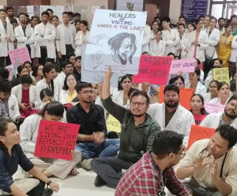 कोलकाता डॉक्टर हत्या केस पर रायपुर एम्स के डॉक्टरों का प्रदर्शन, OPD किया बंद
