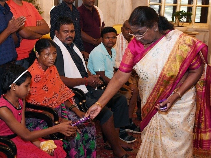 छत्तीसगढ़ के आदिवासियों से मिलीं राष्ट्रपति द्रौपदी, नक्सलियों की वजह से कोई हुआ दिव्यांग, कोई अनाथ छत्तीसगढ़ के आदिवासियों से मिलीं राष्ट्रपति द्रौपदी, नक्सलियों की वजह से कोई हुआ दिव्यांग, कोई अनाथ