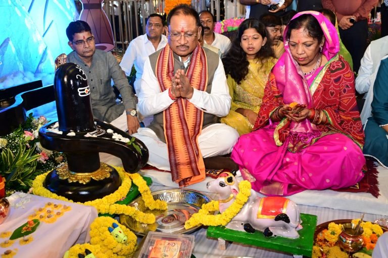 CM हाउस में कैसे मना पोरा-तिहार, देखें तस्वीरें, महिलाओं को मिले 653 करोड़ CM हाउस में कैसे मना पोरा-तिहार, देखें तस्वीरें, महिलाओं को मिले 653 करोड़