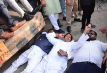 साइंस कॉलेज की चौपाटी को हटाने से रोकने के लिये कांग्रेस ने किया रात भर धरना और हंगामा लेकिन शनिवार सुबह टूट गयी…. पूर्व विधायक विकास जमीन पर लेट गये मगर टूटने से नहीं रोक पाए…. पश्चिम विधायक मूणत ने कहा अवैध निर्माण के साथ अवैध वसूली भी कर रहे थे…..