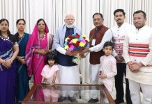 प्रधानमंत्री नरेंद्र मोदी ने मुख्यमंत्री विष्णु देव और विधान सभा अध्यक्ष रमन सिंह के परिवार के साथ की मुलाकात….. ग्रुप फोटो में प्रधानमंत्री के साथ दिखे दोनो परिवार…..