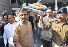 तिरंगे की चादर ओढ़कर राजकीय सम्मान के साथ साहित्यकार विनोद कुमार शुक्ल का पार्थिव शरीर पंचतत्व में हुआ विलीन…. मुख्यमंत्री साय ने दिया कंधा…. सांसद बृजमोहन अग्रवाल की मौजूदगी में मुक्तिधाम में दिया गया गार्ड ऑफ हॉनर…..