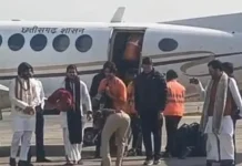 माना टीआई ने जूते उतारे बागेश्वर बाबा के चरणों में टोपी रखकर प्रणाम किया, फोटो हुई वायरल टीआई हुए लाइन अटैच……