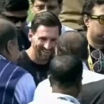 अर्जेंटीना के फुटबॉल प्लेयर लियोनेल मेसी पहुंचे कोलकाता…. उनकी एक झलक देखने के लिए लोगों का लगा हुजूम… बदइंतजामी की वजह से दर्शक हुए बेकाबू….. कुर्सियां टूटी बोतलें फेंकी….