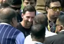 अर्जेंटीना के फुटबॉल प्लेयर लियोनेल मेसी पहुंचे कोलकाता…. उनकी एक झलक देखने के लिए लोगों का लगा हुजूम… बदइंतजामी की वजह से दर्शक हुए बेकाबू….. कुर्सियां टूटी बोतलें फेंकी….