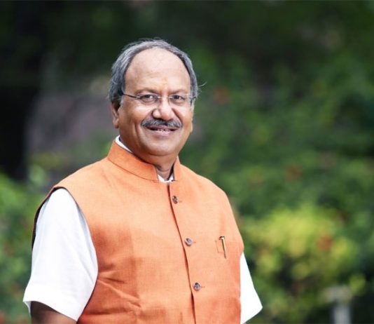 सरकार के सरकारी फैसले के खिलाफ खड़े हो गए सांसद बृजमोहन अग्रवाल…… पूर्व विधायक विकास उपाध्याय ने कहा सांसद को पीड़ितों के साथ धरना देना चाहिए….. पत्र लिखने से कुछ नहीं होगा…..