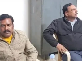 अंबिकापुर हाउसिंग बोर्ड कमिश्नर और क्लर्क को एसीबी ने रिश्वत लेते रंगे हाथों पकड़ा….. कॉन्ट्रैक्टर की शिकायत पर हुई कार्रवाई…. रायपुर के कई अफसरों की भी शिकायत…. ठेकेदारों और कई बड़े दुकानदारों को करते है सपोर्ट…..