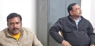 अंबिकापुर हाउसिंग बोर्ड कमिश्नर और क्लर्क को एसीबी ने रिश्वत लेते रंगे हाथों पकड़ा….. कॉन्ट्रैक्टर की शिकायत पर हुई कार्रवाई…. रायपुर के कई अफसरों की भी शिकायत…. ठेकेदारों और कई बड़े दुकानदारों को करते है सपोर्ट…..