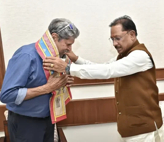 नया रायपुर के सीएम हाउस में कपिल देव मिले सीएम विष्णु देव साय से….. राज्य की खेल गतिविधियों पर हुई चर्चा…. पीजीटीआई प्रेसिडेंट कपिल ने Mayfair Golf course की CM से की जमकर तारीफ…. हर साल पीजीटीआई कराएगा टूर्नामेंट….