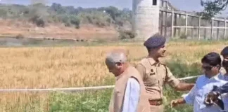 दुर्ग के सामोदा गांव में भाजपा नेता की दो एकड़ खेत में अफीम की लहलहाती फसल का मुआयना करने पहुंचे भूपेश बघेल…. पूर्व मुख्यमंत्री के साथ हज़ारों का हुजूम… पुलिस फोर्स भी मौके पर… भाजपा नेता विनायक चंद्राकर को किरण देव ने किया पार्टी से सस्पेंड…..