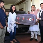 इंडियन वूमेन क्रिकेट की फिजियोथेरेपिस्ट आकांक्षा सत्यवंशी को सीएम साय ने टाटा सिएरा कार की गिफ्ट की…. छग की रहने वाली है आकांक्षा…..
