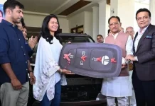 इंडियन वूमेन क्रिकेट की फिजियोथेरेपिस्ट आकांक्षा सत्यवंशी को सीएम साय ने टाटा सिएरा कार की गिफ्ट की…. छग की रहने वाली है आकांक्षा…..
